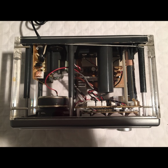 AMAZING AND RARE SANGEAN RADIO. CLEAR ACRYLIC. - Picture 4 of 8